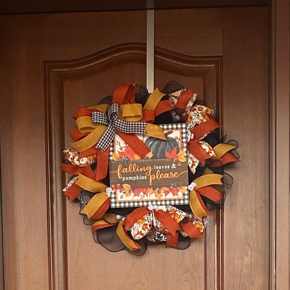 Beautiful hand made fall wreath - Picture 3 of 3
